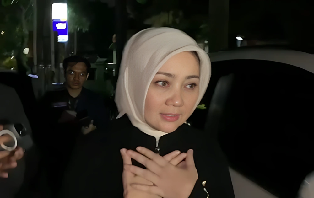 Kenakan Gamis Hitam, Atalia Praratya Ungkap Penyebab Kakak Meninggal Dunia