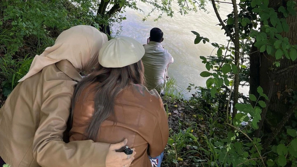 Atalia Praratya, Ridwan Kamil dan, dan Zara di lokasi hilangnya keluarga mereka Emmeril Kahn Mumtadz (Eril) di Sungai Aare, Swiss. [instagram @ataliapr]