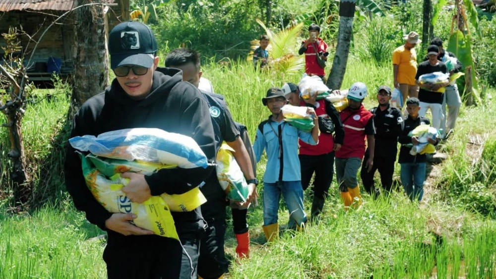 Bantuan air bersih, sembako dan dan makanan siap saji disalurkan Atta Halilintar bersama relawan setempat. [Instagram]