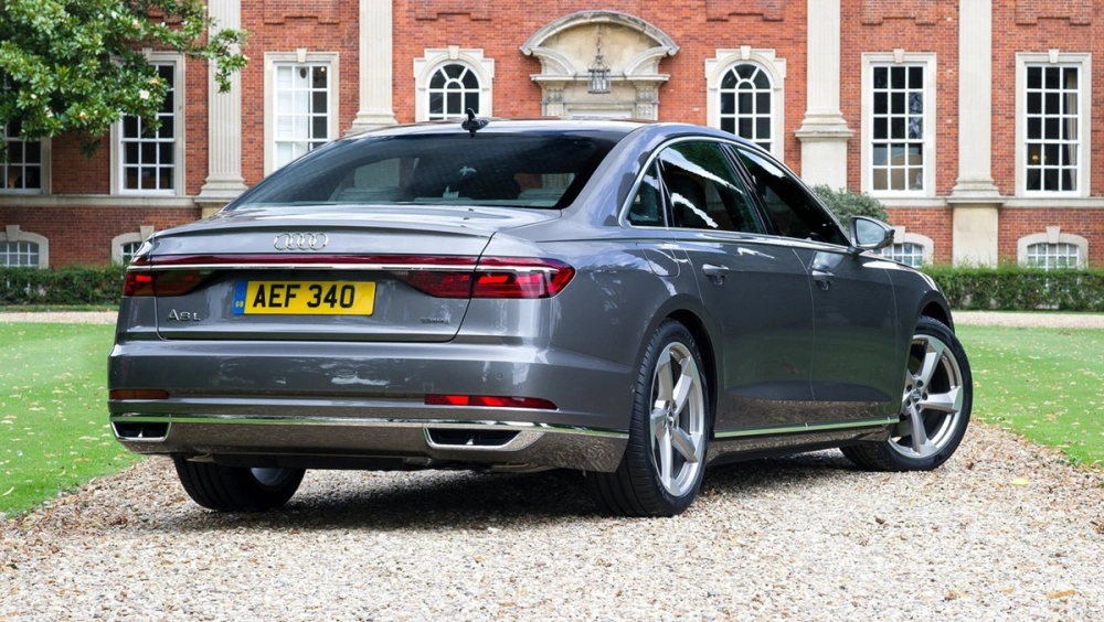 Sedan premium Audi A8L. [Ist]