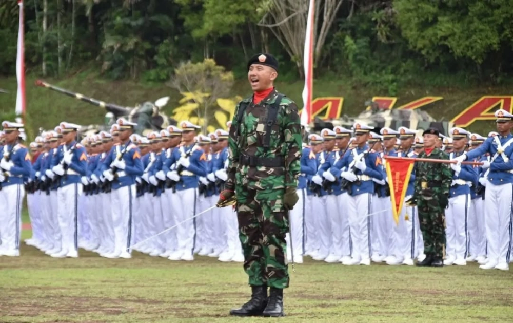 Aulia Dwi Nasrullah saat masih berpangkat Kolonel Inf bertindak sebagai Komandan Upacara Wisuda Prabhatar Akademi TNI dan Akpol tahun 2023. [Instagram]
