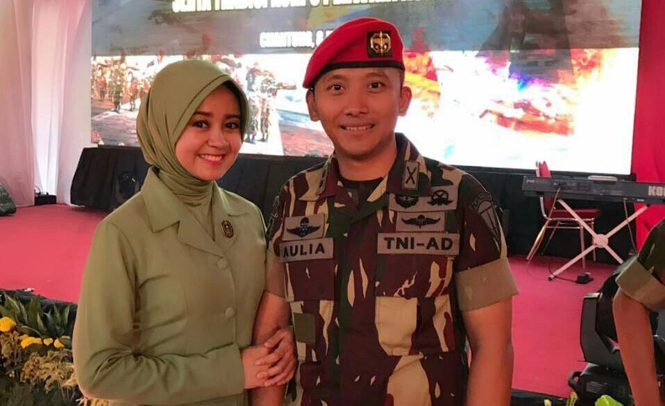 Brigjen TNI Aulia Dwi Nasrullah bersama istri usai pelantikan sebagai Wadan Grup 2 Kopassus. [Instagram]