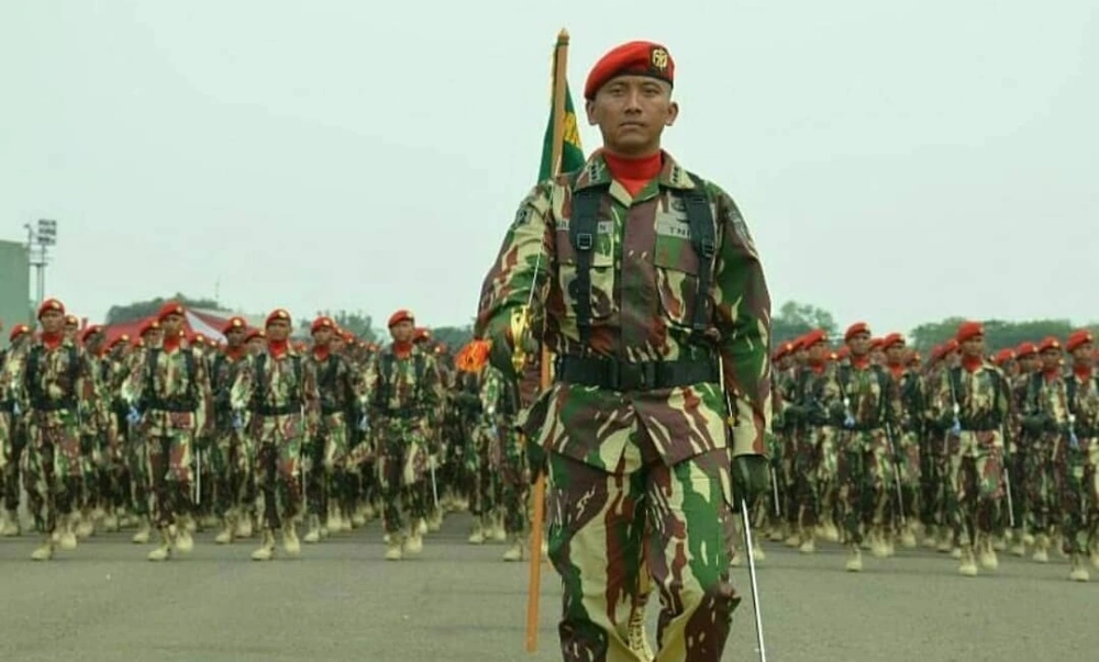 Aulia Dwi Nasrullah saat memimpin Grup 2 Kopassus dalam parade dan defile HUT ke-74 TNI pada tahun 2019. [Instagram]