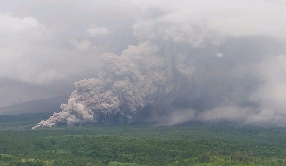 Rabu Sore Gunung Semeru Erupsi, Awan Panas Meluncur 7 Km