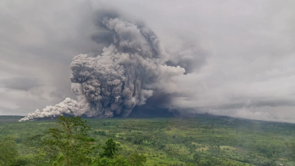 Awan panas atau wedus gembel hasil erupsi Gunung Semeru, Rabu (19/11/2025) sore. [X]