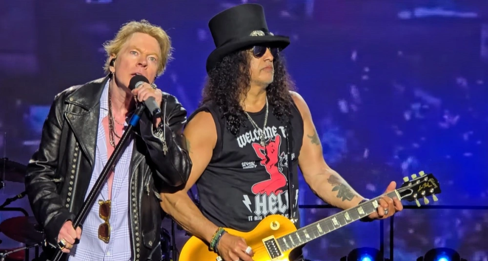 Axl Rose bersama Slash saat Guns N' Roses tampil di Georgia [YouTube]