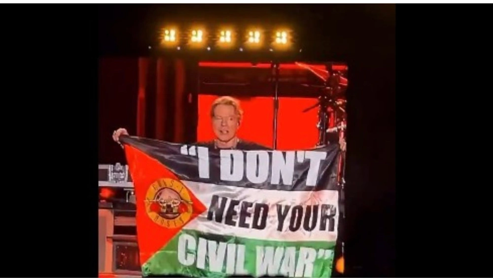 Axl Rose Kibarkan Bendera Palestina di Konser GNR