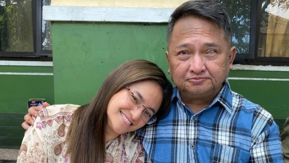 Marshanda bersama ayahnya, Irwan Yusuf. [Instagram]