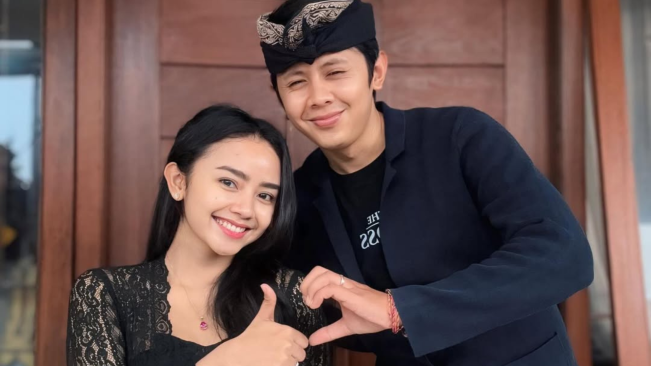 Tanggapan Suami Ayu Puspa Usai Sang Istri Viral Karena Tren ‘Kim Seon Ho Smile Challenge’