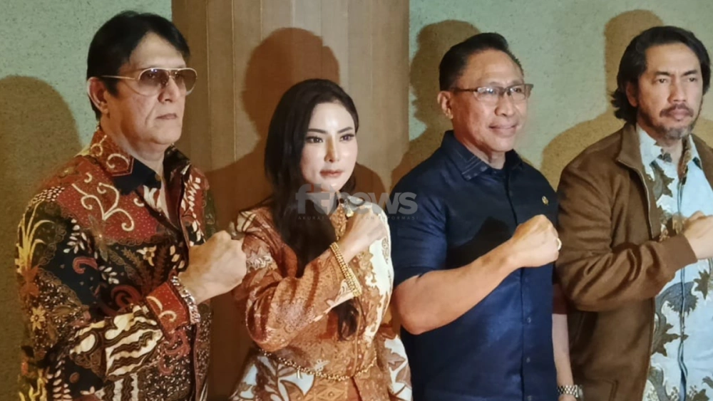 Selebritas Ayu Aulia (kedua dari kiri) dan Ketua Umum Gerakan Bela Negara Membangun Indonesia (GBN-MI) Laksma TNI (Purn) M Faisal Manaf (kedua dari kanan) ditemui di kawasan Senayan, Jakarta, Jumat (26/12/2025). [FTNews.co.id/Selvianus Kopong Basar]