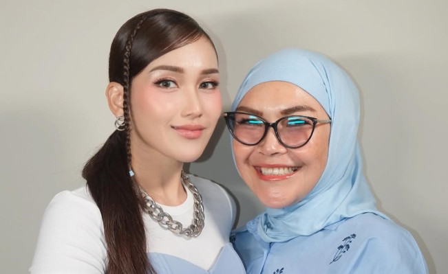 Ayu Ting Ting Ungkap Keadaan Terkini Ibu, Umi Kalsum Sakit di Idul Adha 2025