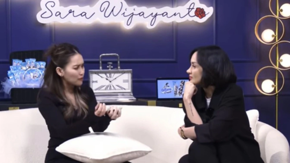 Ayu Tingtin dan Sara Wijayanto di Comic 8 Revolution. [Youtube]
