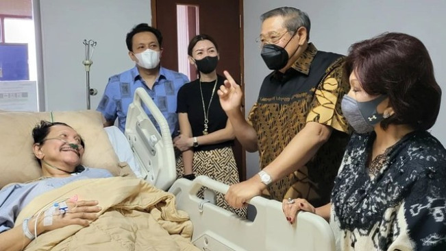 SBY Jenguk Eks Kepala BIN AM Hendropriyono di RSPAD