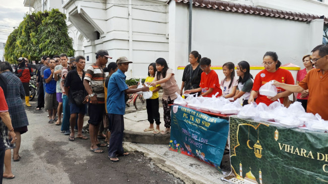 Turut Ramaikan Ramadan, Umat Buddha Bagi-Bagi Takjil ke Saudara Muslim