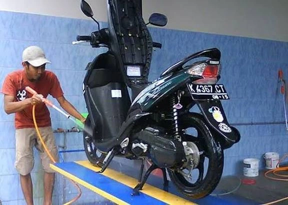 Jangan Kaget Kalau Motor Mogok! Teknisi Ungkap Bahaya Tersembunyi Cuci Bagasi Skutik Pakai Steam