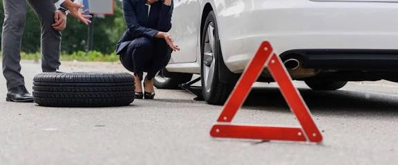 Jangan Panik, Begini Prosedur Aman Ganti Ban Bocor di Jalan Tol