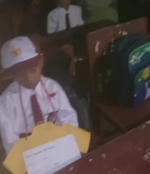 Potongan video rebutan bangku sekolah. (Instagram)