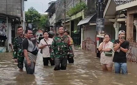 Petugas memantau banjir di wilayah Kelurahan Cipinang Melayu, Jakarta Timur, Selasa (18/11/2025). [Instagram]