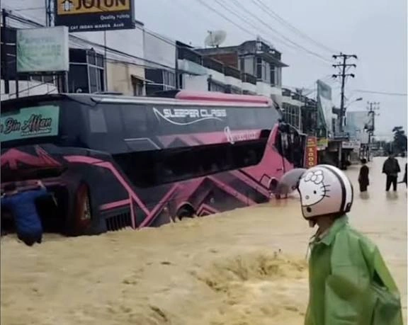 Tantangan Ekstrem Bus AKAP di Sumatera: Jalan Amblas hingga Longsor, Ini Alasan Mereka Tetap Beroperasi