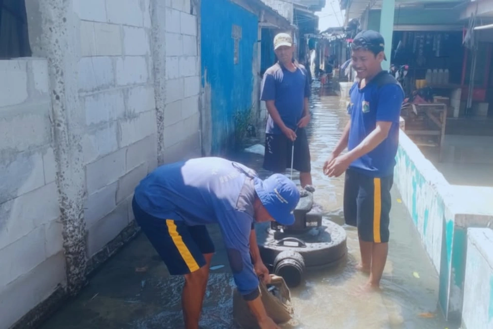 Petugas SDA melakukan penyedotan banjir rob yang merendam wilayah Marunda Pulo, Jakarta Utara. [Instagram @kotajakartautara]
