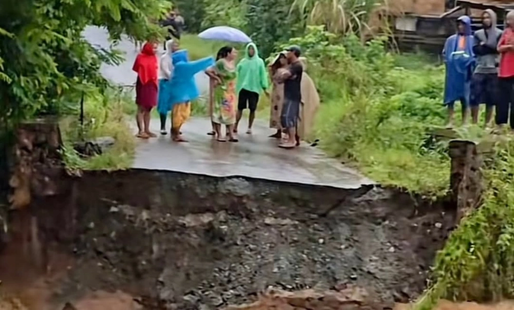 Jembatan Putus Diterjang Banjir, Lansia 73 Tahun Tewas Terjatuh Saat Subuh di Tanah Laut