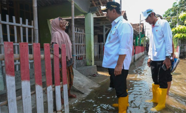 Wagub Jateng Taj Yasin kunjungi warga yang rumahnya hampir 7 bulan terendam banjir rob/Foto: Humas Jateng