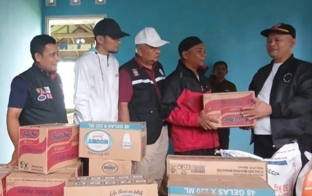 Bupati Aceh Utara Ismail A Jalil (Ayahwa) menyalurkan bantuan bagi warga yang terdampak banjir di Matang Jurong, Kecamatan Tanah Jambo Aye, Lhok Rambideng, Paya Dua Uram, Ule Reubek Timur, Kecamatan Seuneddon, Minggu (23/11/2025). [Dok. Pemkab Aceh Utara]