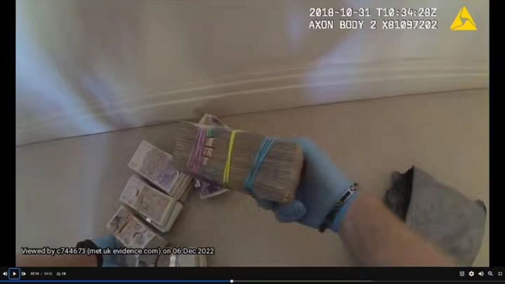 Barang bukti saat penangkapan Zhimin Qian. [instagram @london_ukstreetnews]