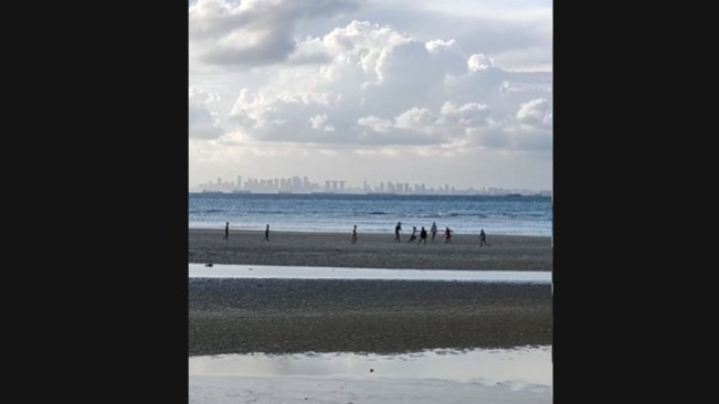 Viral Video Anak-Anak Batam Main Bola di Pantai dengan Latar Belakang Singapura