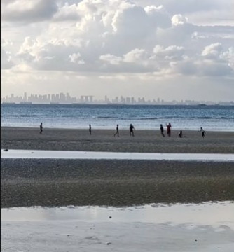 Tangkapan layar anak-anak di Batam bermain bola di pantai. (TikTok)