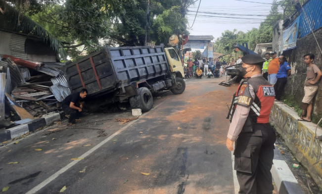 Setelah 10 Jam, Petugas Evakuasi Truk Pengangkut Aspal Terperosok di Jaksel