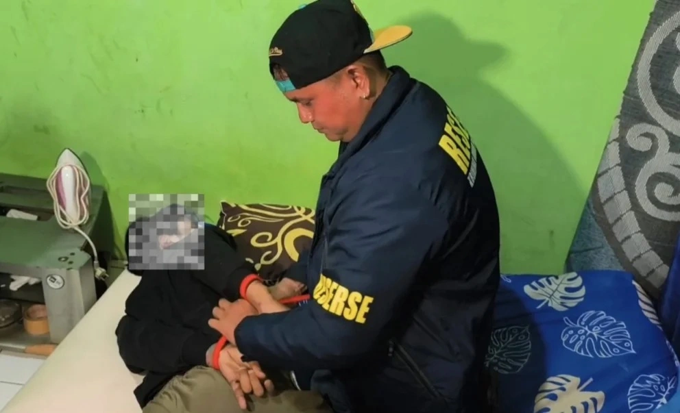 Polisi menangkap salah satu begal di Tambora, Jakbar, yang viral di medsos. [Instagram @polsek_tambora]