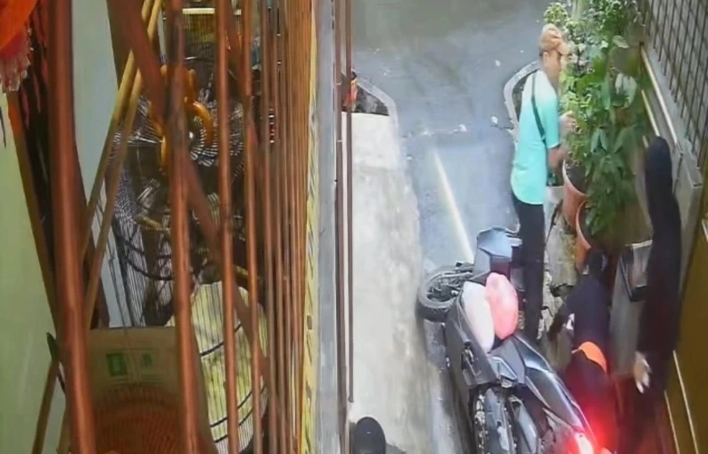 Tangkapan pelaku begal mengancam pasutri di Tambora, Jakbar, Sabtu (15/11/2025) pagi. [Instagram @polsek_tambora]