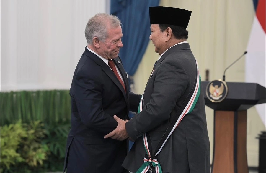Presiden Prabowo Subianto bersalaman dengan Raja Yordania Raja Abdullah II di Istana Merdeka, Jakarta, Jumat (14/11/2025). [Instagram @presidenrepublikindonesia]