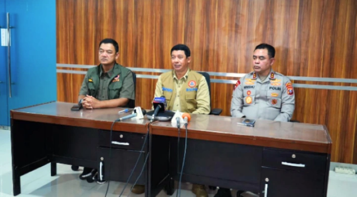 Kepala BNPB Letjen TNI Suharyanto memberi keterangan pers kondisi bencana terkini wilayah Sumut, Sumbar dan Aceh, Jumat (28/11/2025) [Foto: BNPB]