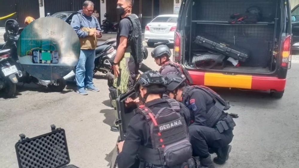 Bukan Bom, Benda Mencurigakan Depan Gereja di Bandung Ternyata Ini Isinya