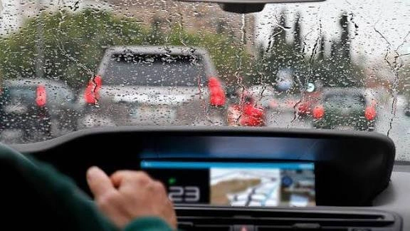 Jalan Licin Saat Hujan, Ini Alasan Jarak Aman Berkendara Harus Diperlebar