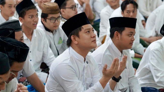 Viral Unggahan Bobon Santoso saat Belajar Salat Bersama Santri Tebuireng