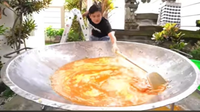 Bikin Haru, Awal Mula Bobon Santoso Masak Kuali Raksasa dan Suka Berbagi Makanan