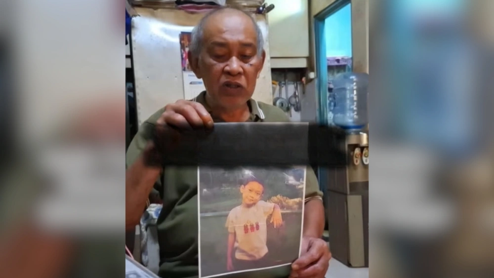 Tugimin memegang potret sang cucu, Alvaro Kiano Nugroho (8), yang setelah 8 bulan hilang jasadnya akhirnya ditemukan, dan pelaku pembunuhannya adalah ayah tiri korban. [TikTok]