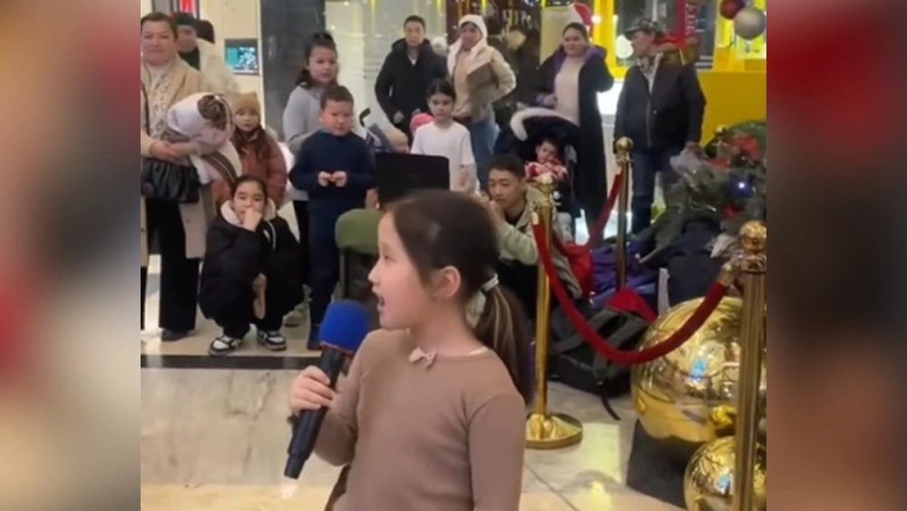 Bocah perempuan tersebut menyanyikan lagu berjudul Rahmatun Lil'Alameen yang dipopulerkan penyanyi Maher Zain. [instagram @fakta.indo]