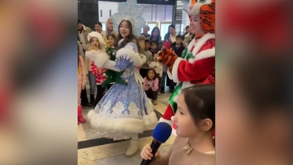 Acara Natal di Mall, Bocah Perempuan Ini Nyanyi Lagu Islami, Warganet: Indahnya Toleransi