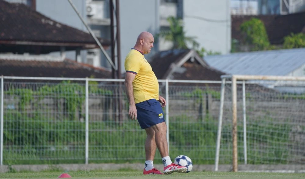Pelatih Bojan Hodak saat memimpin latihan anak asuhnya di Persib Bandung. [Dok. Persib]