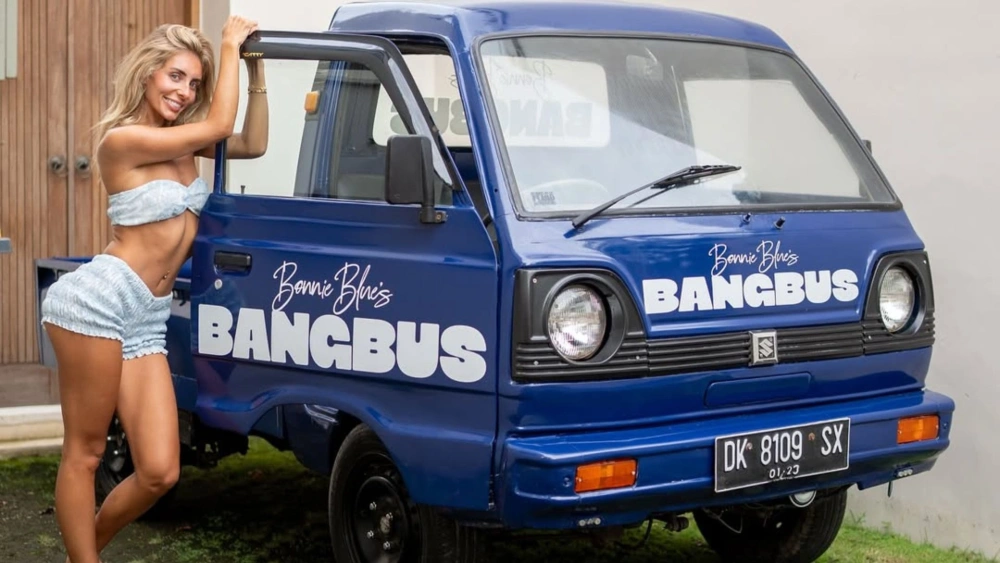 Bonnie Blue telah dilaporkan KBRI London usai menyeret bendera Indonesia [Instagram @bonnieblue]