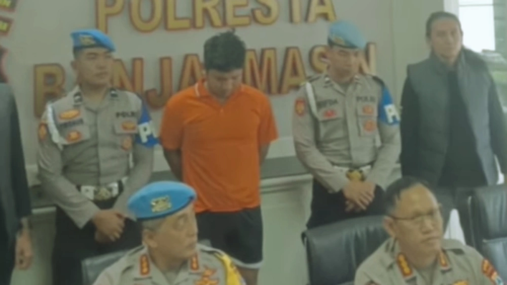 Polda Kalsel menggelar konferensi pers terkait kasus pembunuhan mahasiswi ULM dengan tersangka Bripda Muhammad Seili di Polresta Banjarmasin, Jumat (26/12/2025). [Instagram]