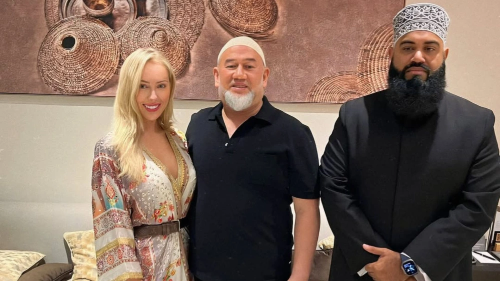 Brittany Porter dan Sultan Muhammad V saat menikah di Oman [Instagram]