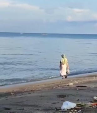 Buang sampah di Pantai Meninting, Lombok. (Instagram @insidelombok)
