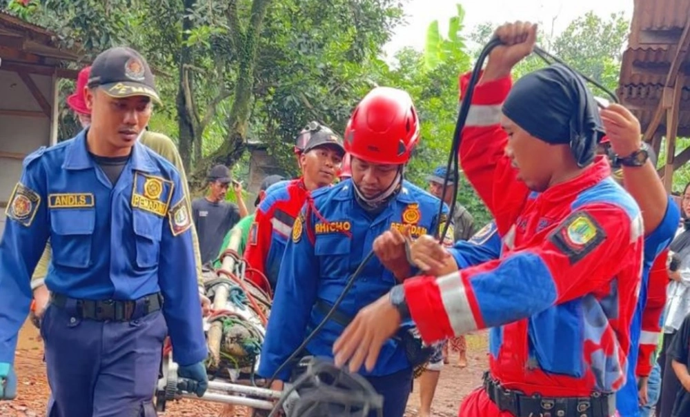 Personel Damkar Kota Bekasi berjibaku mengevakuasi buaya yang ditemukan di area persawahan. [Instagram @disdamkarmatkotabekasi.id]