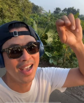 Budi Doremi di kampung halamannya. (Instagram @budid0remi)