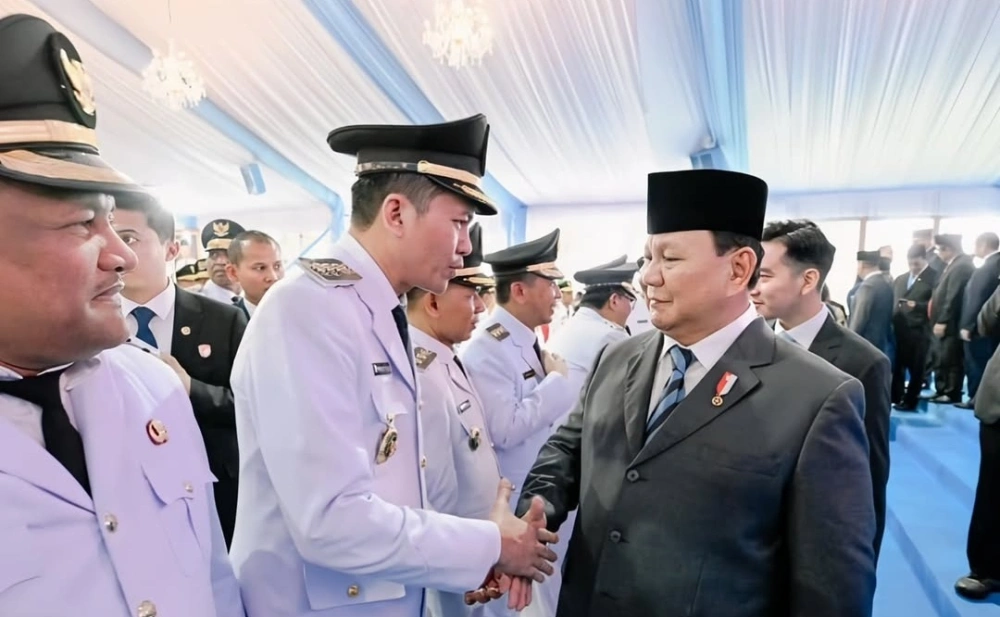 Bupati Aceh Selatan Mirwan HS bersalaman dengan Presiden Prabowo Subianto yang juga Ketua Umum Partai Gerindra, dalam acara pelantikan serentak Kepala Daerah terpilih di Monas, Jakarta. [Instagram]